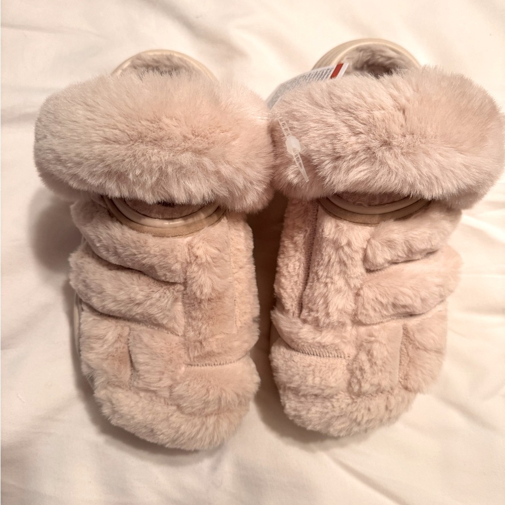 NEW-FUZZY CROCS